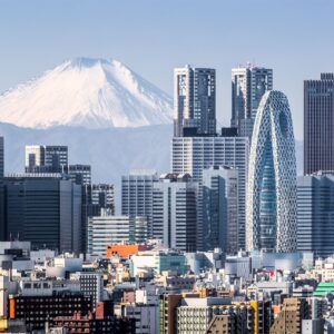 Lo skyline di Tokyo con il Monte Fuji sullo sfondo, che rappresenta il mix di tradizione e modernità del Giappone