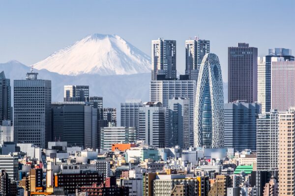 Lo skyline di Tokyo con il Monte Fuji sullo sfondo, che rappresenta il mix di tradizione e modernità del Giappone