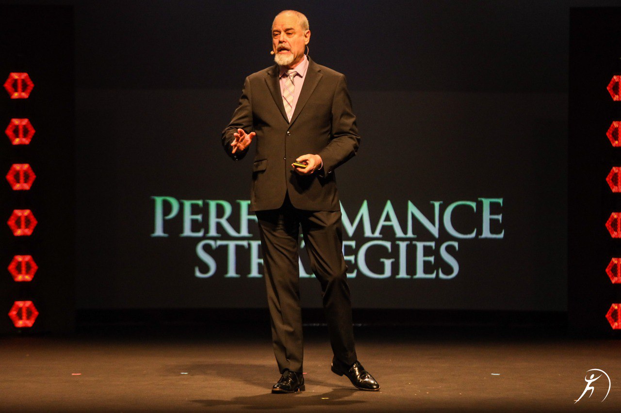 Jay Samit sul palco del Leadership Forum con le parole 'Performance Strategies' sullo sfondo.